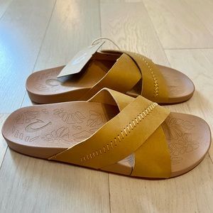 NWT OluKai Women’s Leather Slide Sandals Kīpe‘a ‘Olu color gold harvest/sand 8